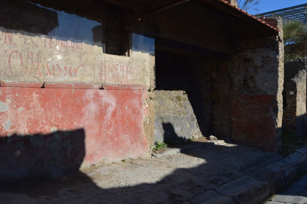 IX.11.4 Pompeii, on right. October 2017. Looking north-east towards entrance doorway.
Foto Taylor Lauritsen, ERC Grant 681269 DÉCOR.
