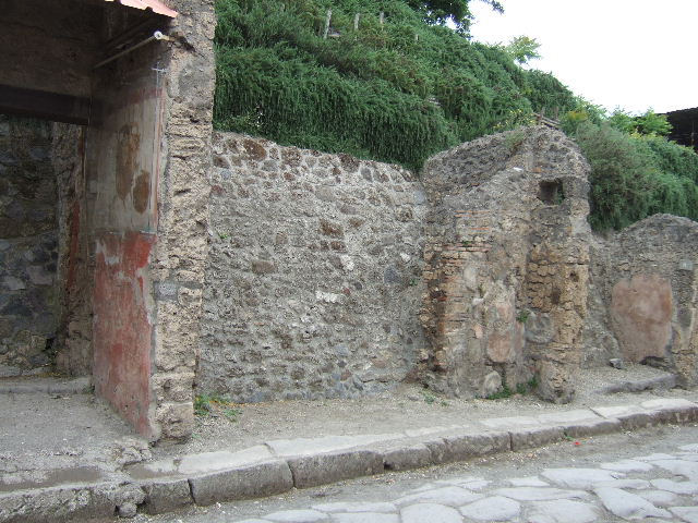 IX.11.5 Pompeii. May 2006. Entrance on north side of Via dell’Abbondanza.