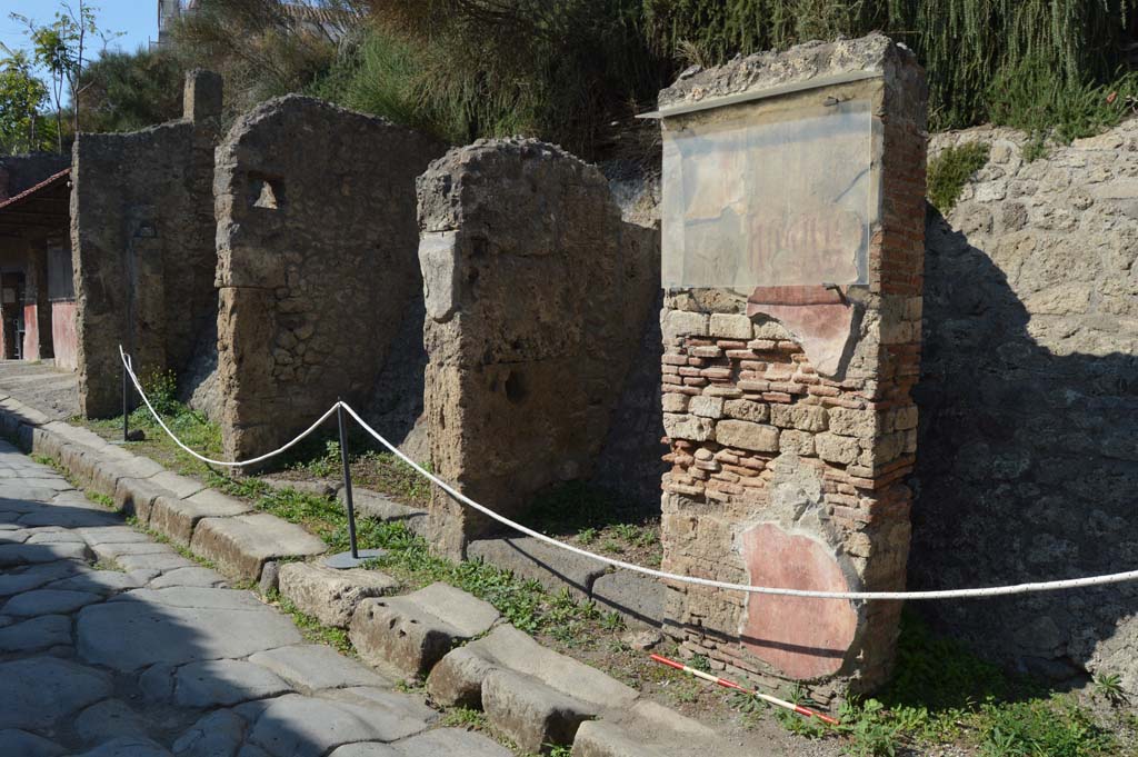 Via dell’Abbondanza, north side, Pompeii. October 2017. Looking west from IX.11.8, on right, towards IX.11.2, on left.
Foto Taylor Lauritsen, ERC Grant 681269 DÉCOR.
