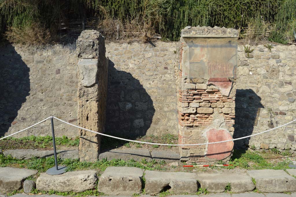 IX.11.7 Pompeii. October 2017. Looking north towards entrance doorway, in centre.
Foto Taylor Lauritsen, ERC Grant 681269 DÉCOR.
