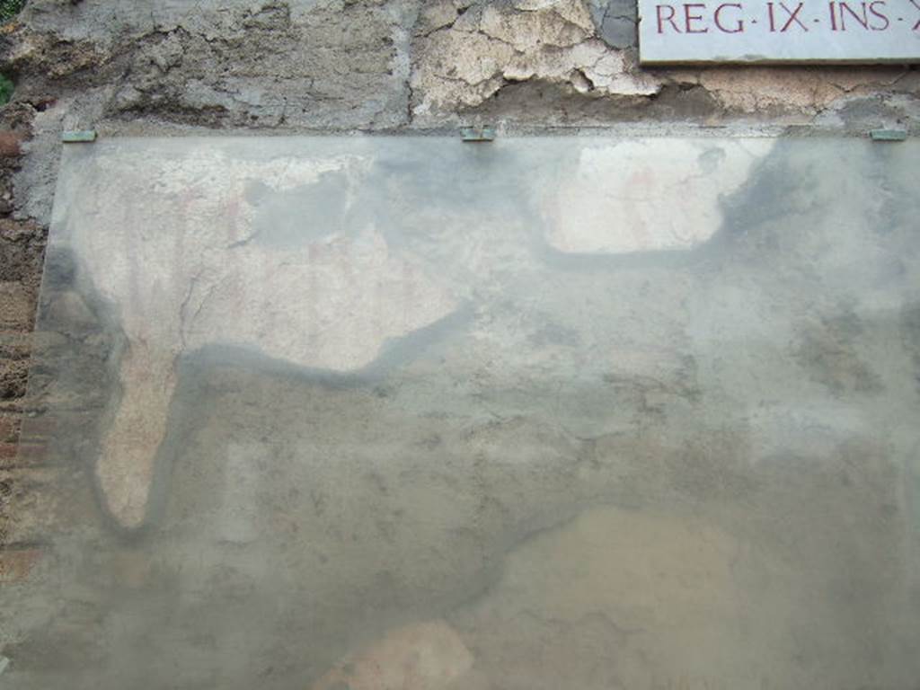 IX.11.8 Pompeii. May 2006. Graffito on front wall at east end of insula - 
Cn(aeum)  Helvium Sabinum 
aed(ilem)  v(os)  o(ro)  f(aciatis)  rog(at)         [CIL IV 7889] 
