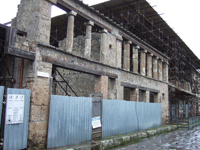 IX.12.1, IX.12.2, IX.12.3, IX.12.4, IX.12.5 Pompeii. December 2005. Façade including the side balcony on left.