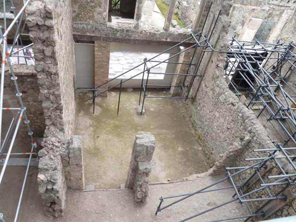 IX.12.2 Pompeii, stairs to upper floor, on left, and IX.12.1, in centre. May 2010.  Looking south from rear rooms.  According to Della Corte, found on the west wall of the workshop, was CIL IV 9108. According to Cooley, this translated as –  6 July. Tunic 15 sesterces.
See Della Corte, M., 1965.  Case ed Abitanti di Pompei. Napoli: Fausto Fiorentino. (p.321).  See Cooley, A. and M.G.L., 2004. Pompeii : A Sourcebook. London : Routledge. (p.178).  Both agreed this graffito related to textile production and trade, and the price paid for the tunic.
According to Epigraphik-Datenbank Clauss/Slaby (See www.manfredclauss.de), this read –
Prid(ie)  Nonis(!) 
Iuli(i)s  tunica 
<HS=SH> XV        [CIL IV 9108]

