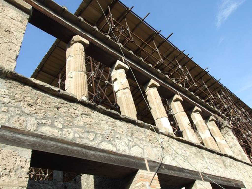 IX.12.3 Pompeii.  December 2005.  Upper floor showing columns