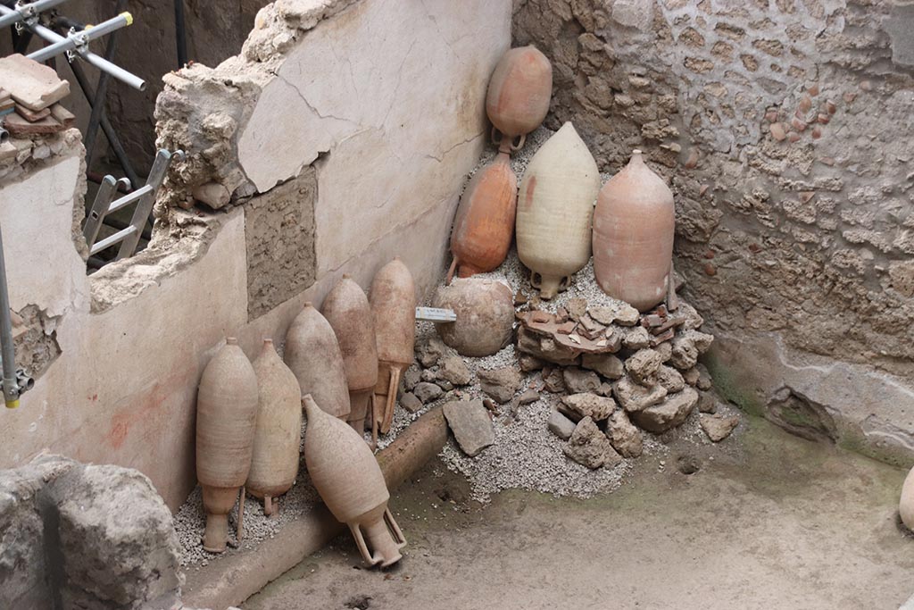 IX.12.4 Pompeii. October 2024. Small courtyard “m”, amphorae in north-west corner. Photo courtesy of Klaus Heese.