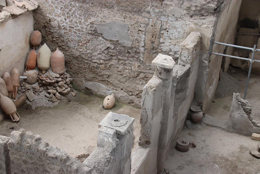 IX.12.4 Pompeii. October 2024. Doorway and west wall of room “p” on the right with small courtyard “m”, on left, looking north from above room “q”. 
Photo courtesy of Klaus Heese.

