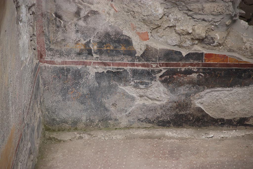 IX.12.4 Pompeii. October 2024. Room “o”, detail of lower east wall at north end. Photo courtesy of Klaus Heese.