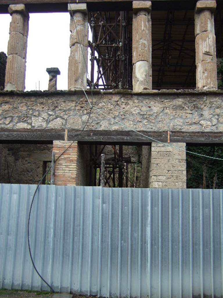 IX.12.4 Pompeii.  December 2005. Entrance with columns above.