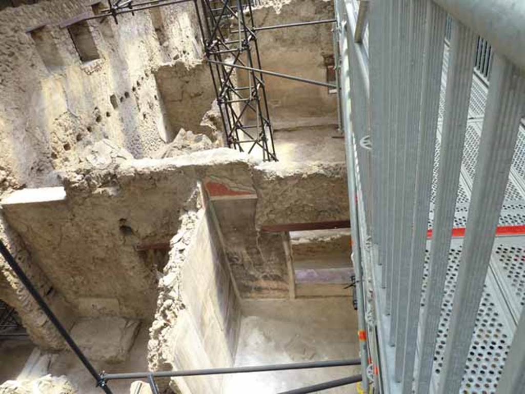 IX.12.6 Pompeii. May 2010. Rooms 4 and 3 south side, from above. Looking south into rooms 7 and 6.