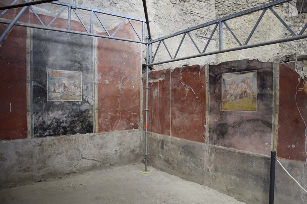 IX.12.6 Pompeii. February 2017. 
Room “m”, looking towards north-east corner and east wall in triclinium. Photo courtesy of Johannes Eber.

