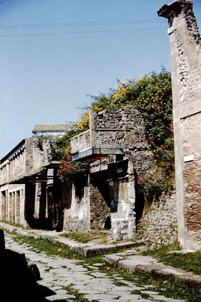 IX.12.7 Pompeii. 1961. Looking north-west on Via dell’Abbondanza towards street shrine and blocked side roadway. Photo by Stanley A. Jashemski.
Source: The Wilhelmina and Stanley A. Jashemski archive in the University of Maryland Library, Special Collections (See collection page) and made available under the Creative Commons Attribution-Non Commercial License v.4. See Licence and use details.
J61f0231
