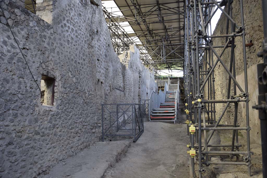 IX.12 Pompeii, on left. February 2017. Looking north in an unnamed vicolo, with IX.13, on right. Photo courtesy of Johannes Eber.