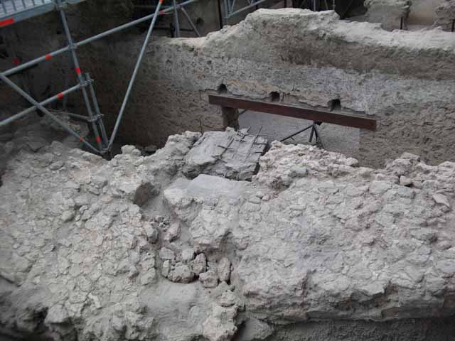 IX.12.9 Pompeii. May 2010. Looking north from above room 7. Collapsed wall with metal window frame from the upper storey. 