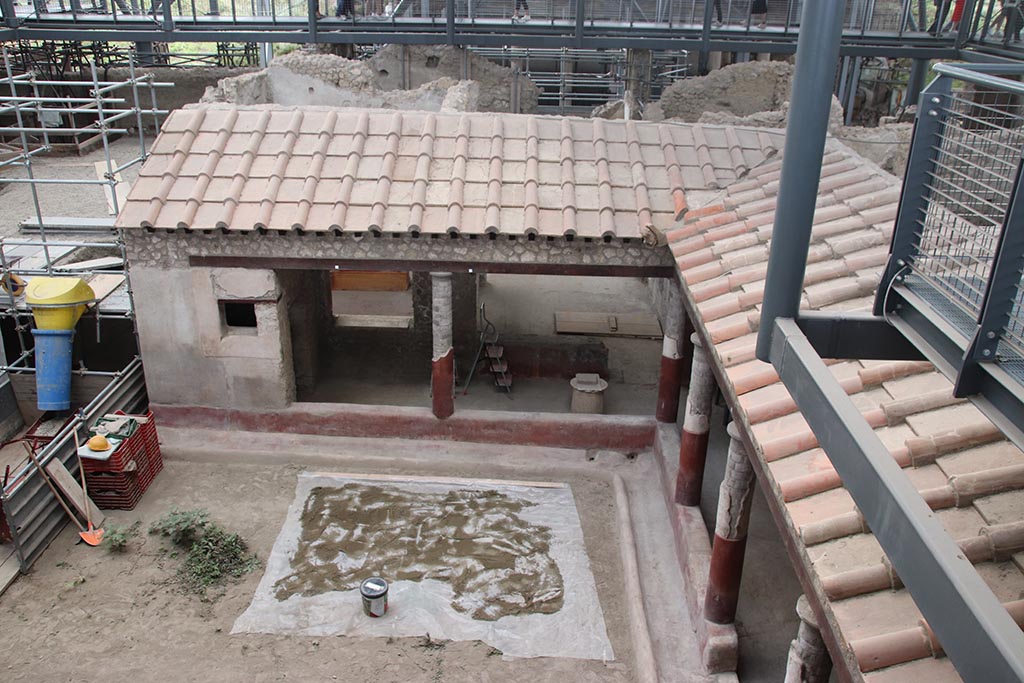 IX.12.9 and IX.12.A Pompeii. October 2024. Peristyle/garden area 5, looking west. Photo courtesy of Klaus Heese.