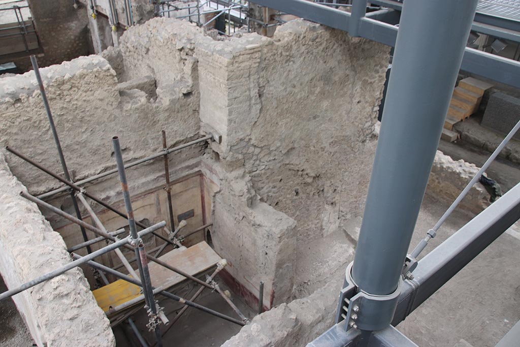 IX.12.B Pompeii. October 2024. Room 8, south wall, with doorway in west wall to room 11, atrium. Photo courtesy of Klaus Heese.