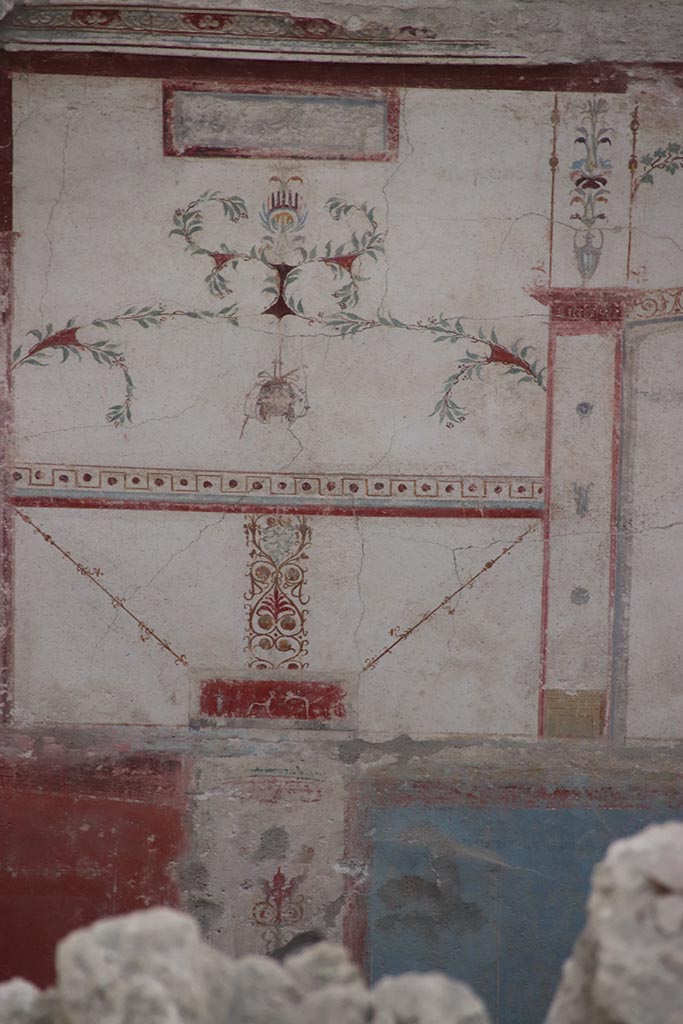 IX.12.B Pompeii. October 2024. Room 16, detail from upper centre of south wall. Photo courtesy of Klaus Heese.