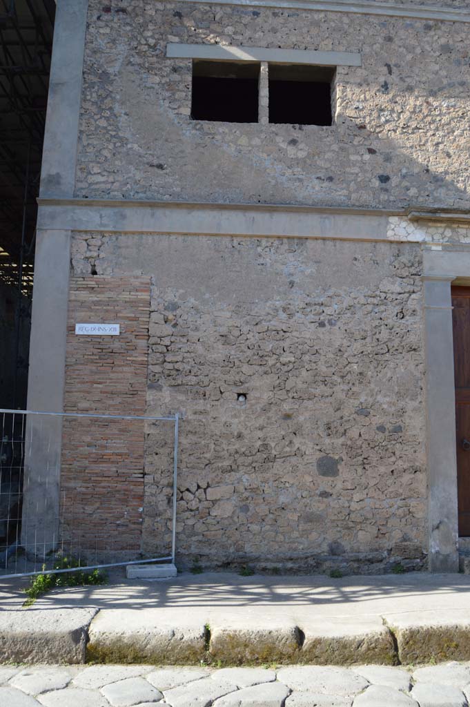 IX.13.1 and IX.13.2 Pompeii.  December 2005.  Entrances.  