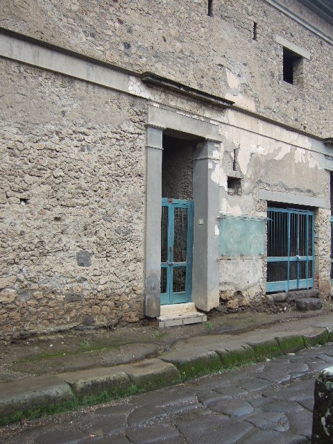 IX.13.1 Pompeii. November 2016. Entrance doorway. Photo courtesy of Marie Schulze.
