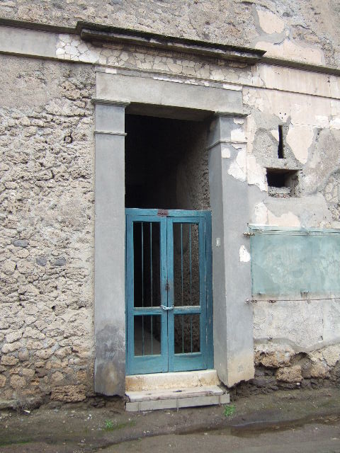 IX.13.1 and IX.13.2 Pompeii.  December 2005. Entrances.