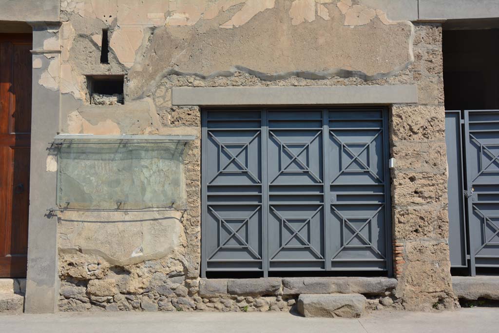 IX.13.2 Pompeii. July 2017. Detail of entrance doorway and remaining graffiti.
Foto Annette Haug, ERC Grant 681269 DÉCOR.

