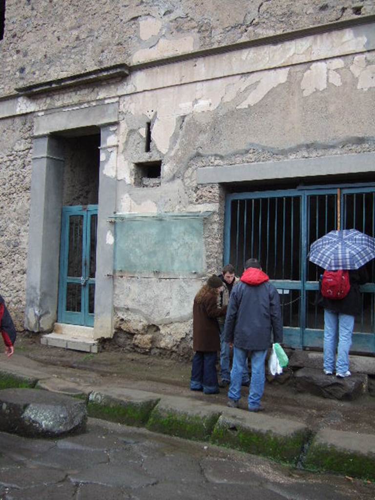 IX.13.2 and IX.13.3 Pompeii.  December 2005.  Entrances.


