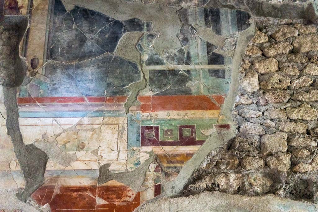 IX.13.1-3 Pompeii. October 2021. Room 13, detail of upper east wall, north end. Photo courtesy of Johannes Eber.