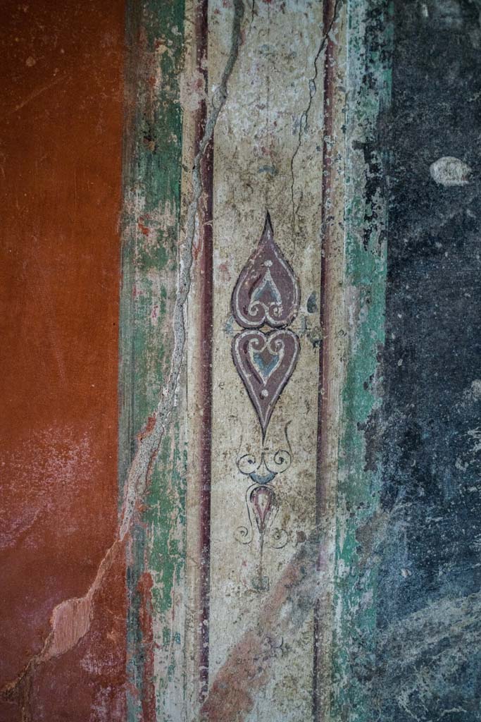 IX.13.1-3 Pompeii. October 2021. 
Room 13, detail of painted decoration from east wall. Photo courtesy of Johannes Eber.
