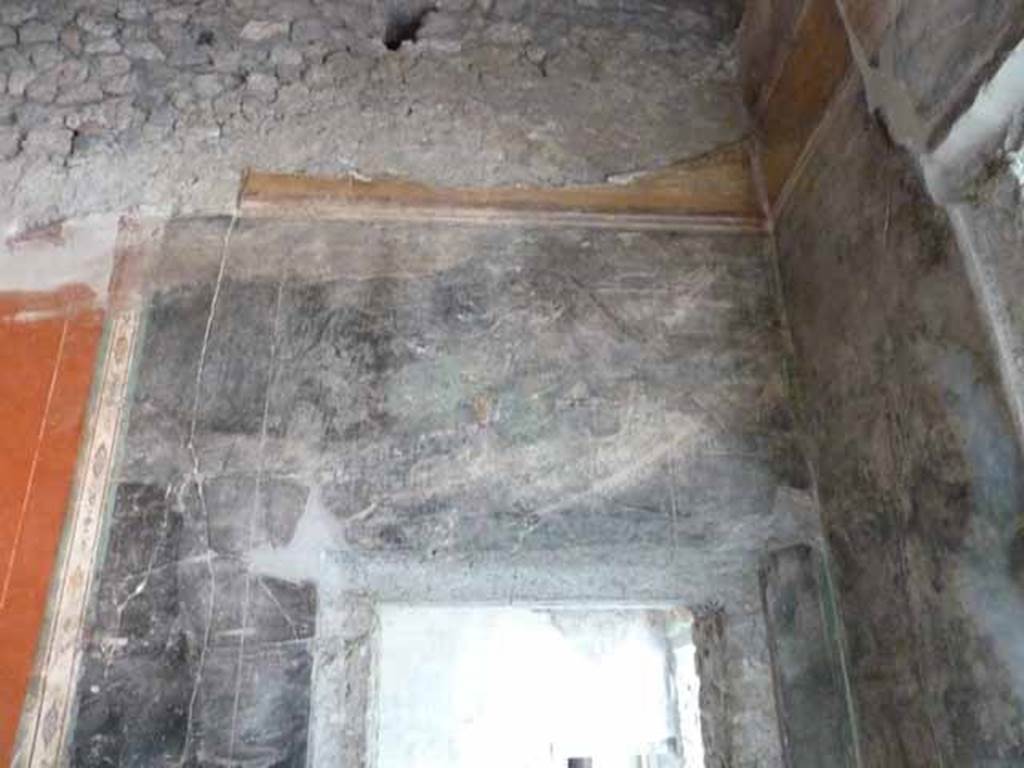 IX.13.1-3 Pompeii. May 2010. Room 13, upper south-east corner, above doorway to room 12 antechamber.
