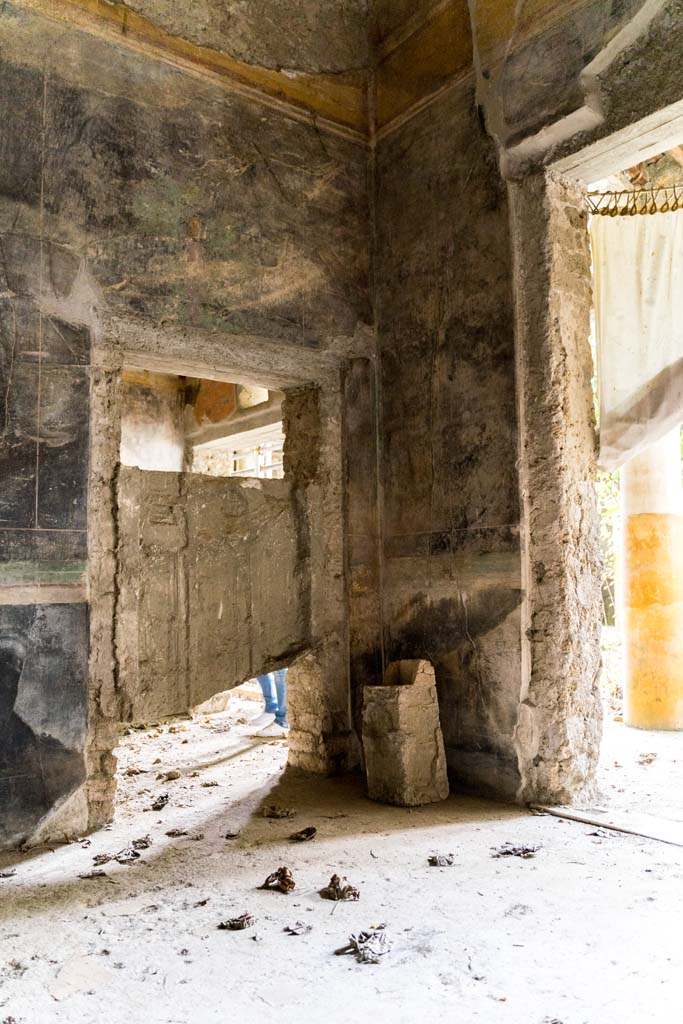 IX.13.1-3 Pompeii. October 2021. Room 13, south-east corner. Photo courtesy of Johannes Eber.