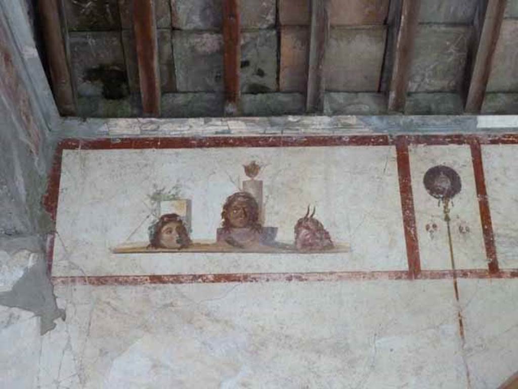 IX.13.1-3 Pompeii. May 2010.  Room 9, painting of heads on upper east wall,