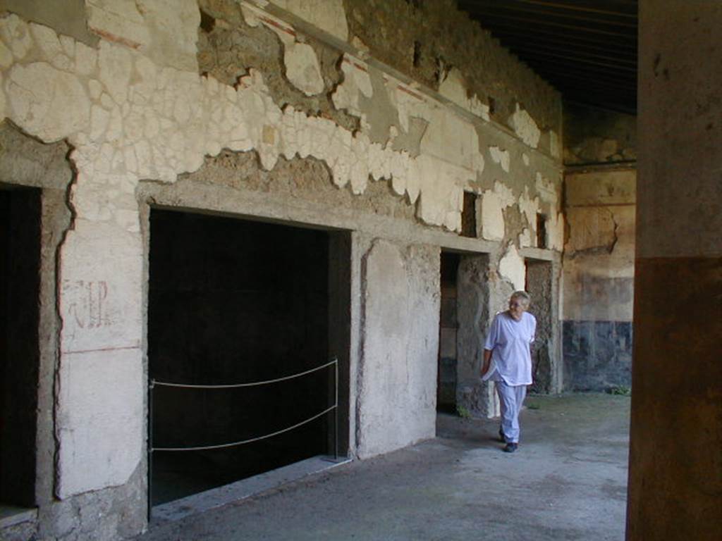 IX.13.1-3 Pompeii. September 2004, looking west along south portico at rooms 15, 16 and 17.