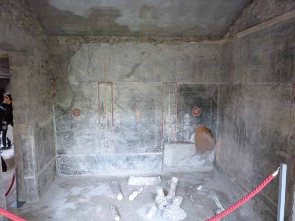 IX.13.1-3 Pompeii. September 2004. Room 15, south wall.