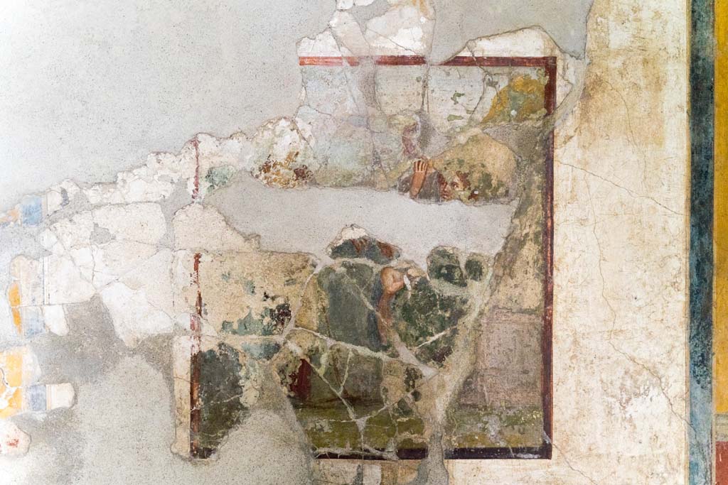 IX.13.1-3 Pompeii. May 2012. Room 17, architectural painting with bird on upper south wall. Photo courtesy of Buzz Ferebee.
