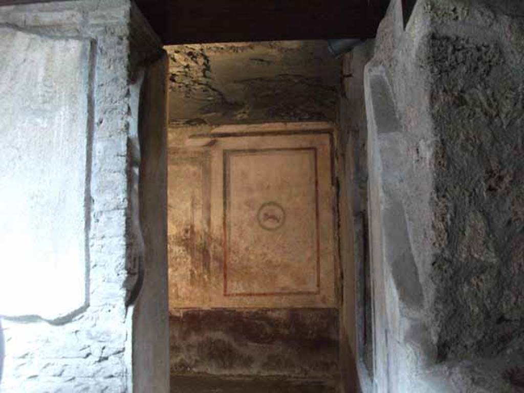 IX.13.1-3 Pompeii. May 2010. Doorway to room 22 from kitchen courtyard. Looking north.