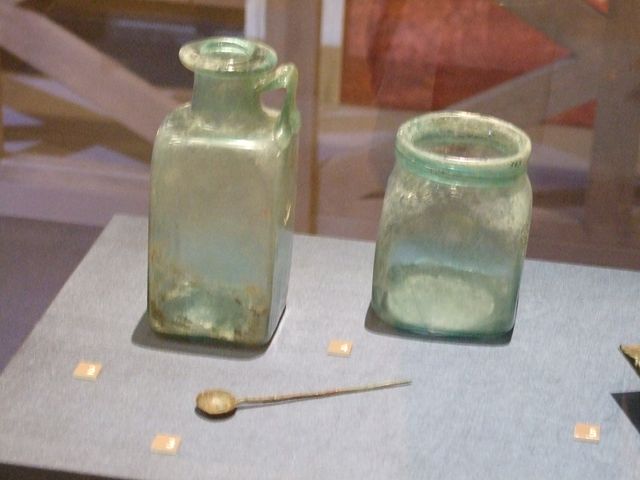IX.13.3 Pompeii.  Glass unguentario or perfume bottle (On the left). SAP 22300. Glass bottle (On the right). SAP 22302. Photographed at “A Day in Pompeii” exhibition at Melbourne Museum.  September 2009.