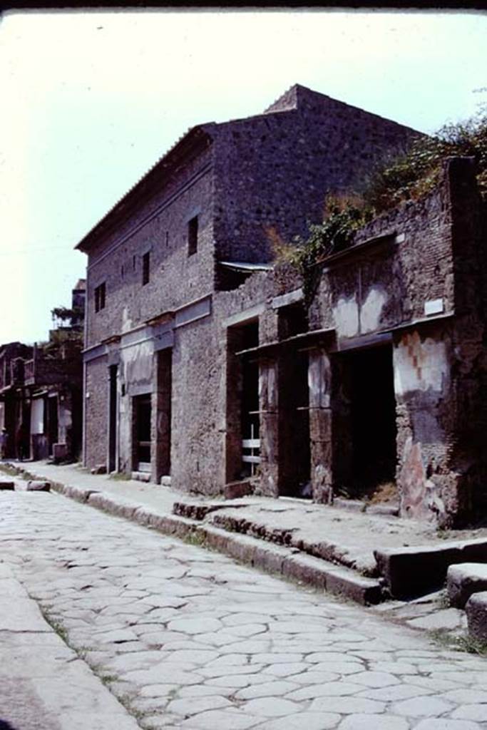 IX.13.1-6 Pompeii, 1973. Looking west on Via dell’Abbondanza towards entrances. 
Photo by Stanley A. Jashemski. 
Source: The Wilhelmina and Stanley A. Jashemski archive in the University of Maryland Library, Special Collections (See collection page) and made available under the Creative Commons Attribution-Non Commercial License v.4. See Licence and use details. J73f0550
