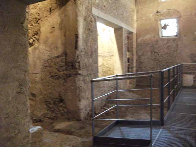 IX.13.1-3 Pompeii. May 2010. Room 31, stone base of staircase.