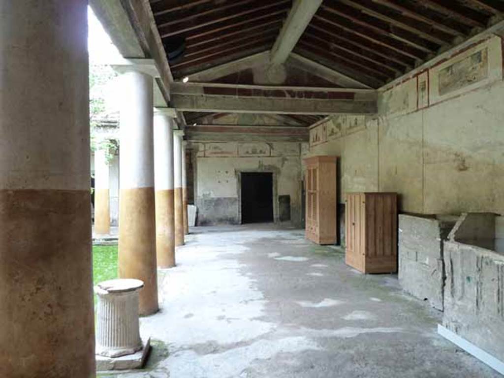 IX.13.1-3 Pompeii. March 2009. Room 9, east wall.
