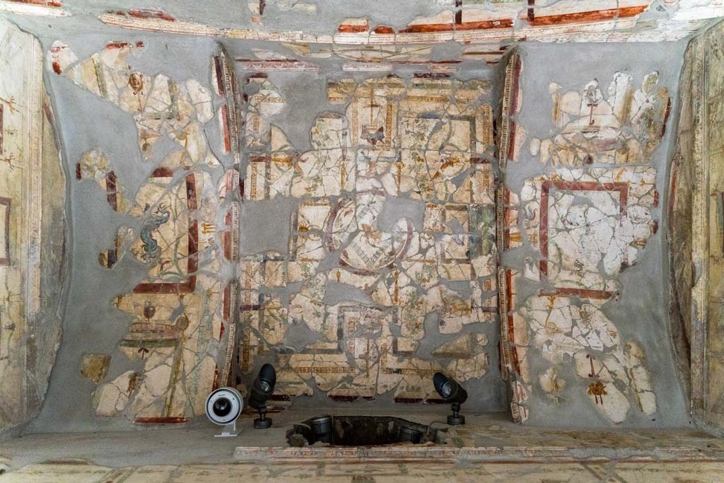 IX.13.1-3 Pompeii. October 2021. Room 11, ceiling at south end of room. Photo courtesy of Johannes Eber.