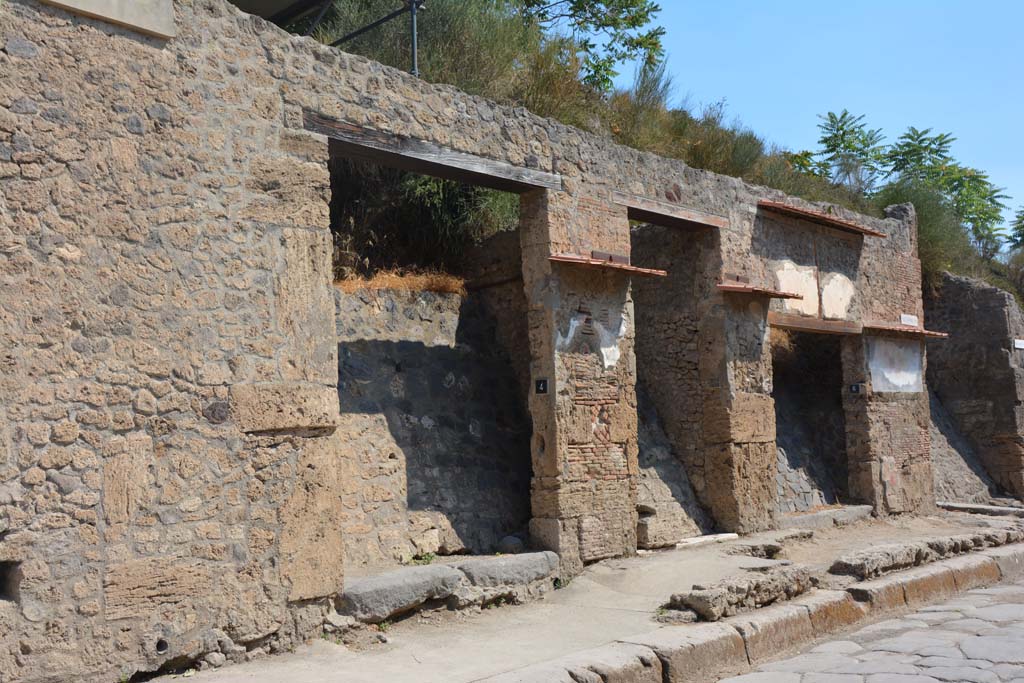 IX.13.4 Pompeii, on left. October 2017. Looking towards entrance doorways with IX.13.5, in centre.
Foto Taylor Lauritsen, ERC Grant 681269 DÉCOR.
