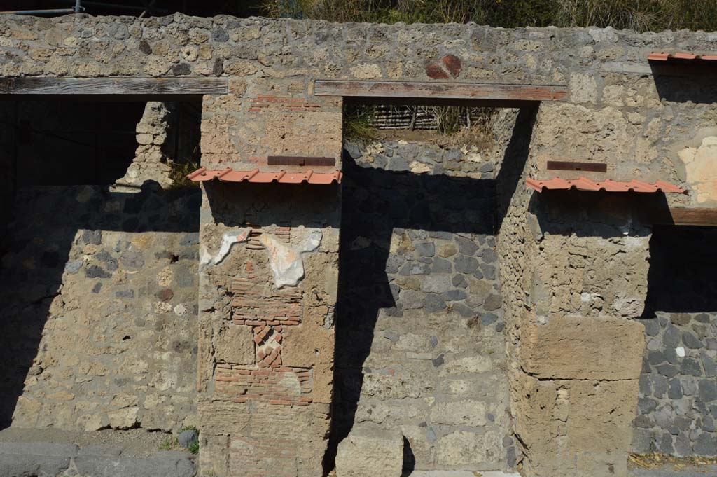 IX.13.5 Pompeii, centre right. October 2017. Detail of doorway.
Foto Taylor Lauritsen, ERC Grant 681269 DÉCOR.
