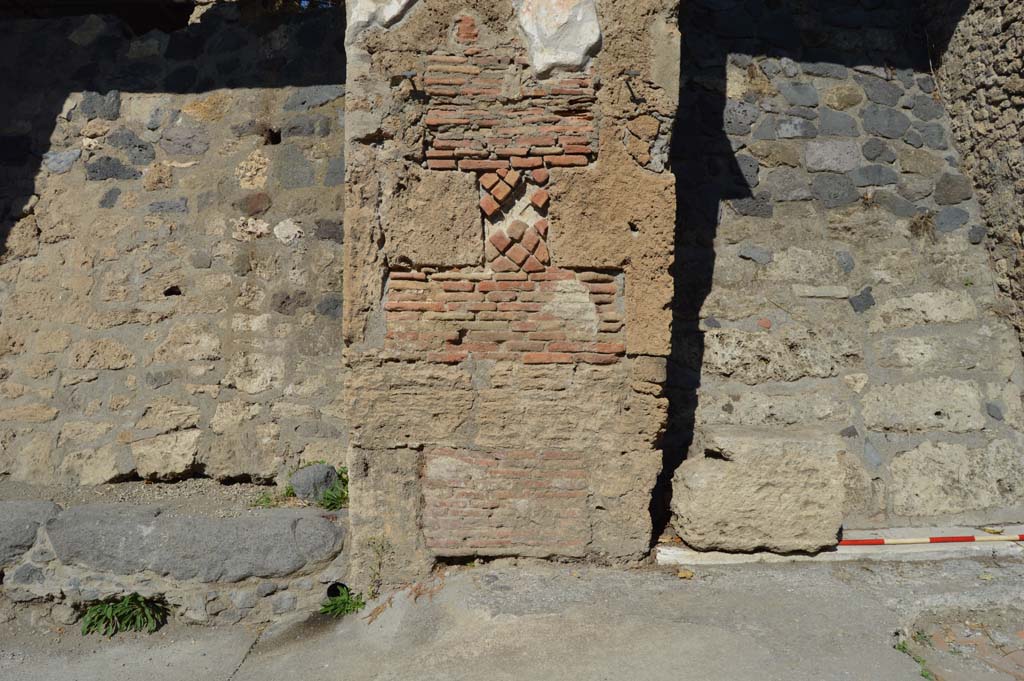 IX.13.5, on left, Pompeii. October 2017. Detail of doorway threshold, at east end, with pilaster dividing IX.13.6, on right.
Foto Taylor Lauritsen, ERC Grant 681269 DÉCOR.

