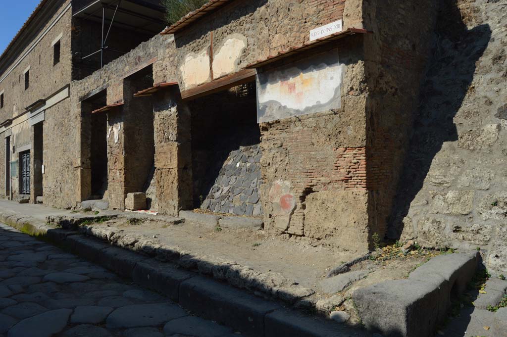 IX.13.6 Pompeii, on right. October 2017. Looking west along front façade.  
Foto Taylor Lauritsen, ERC Grant 681269 DÉCOR.
