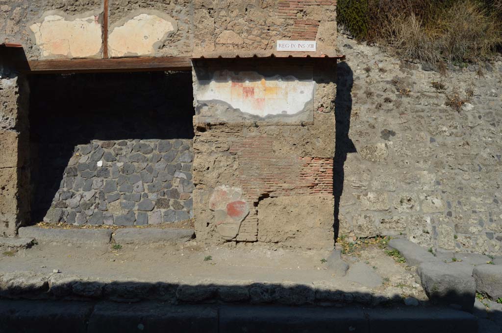 IX.13.6 Pompeii, on right, Pompeii. October 2017. Detail from above entrance doorway, and east pilaster.
Foto Taylor Lauritsen, ERC Grant 681269 DÉCOR.
