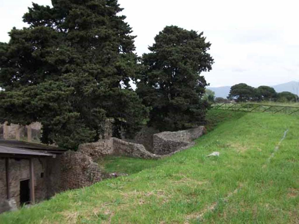 IX.14.c (on the left) and IX.14.4 Pompeii. May 2010. Looking east across rear of excavated insula IX.14. The kitchen area at the rear of the garden of Obellius Firmus  can be seen midway along the south wall.