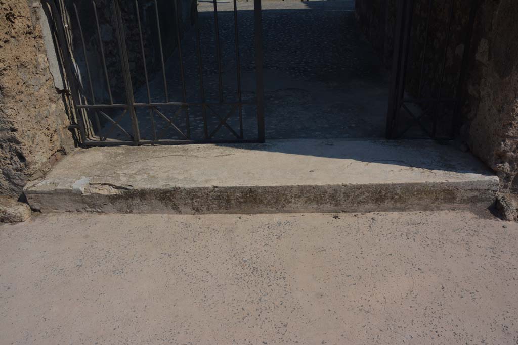 IX.14.4 Pompeii. July 2017. Looking south towards wide travertine threshold/sill to entrance doorway.
Foto Annette Haug, ERC Grant 681269 DÉCOR.
