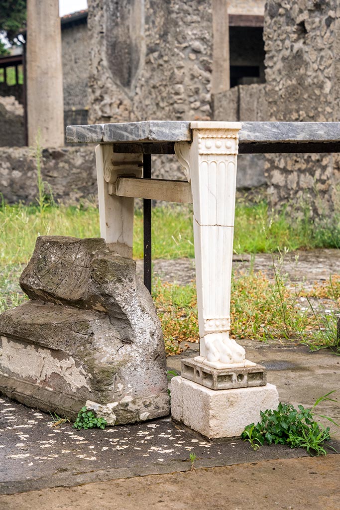 IX.14.4 Pompeii. July 2024. East side of table. Photo courtesy of Johannes Eber.