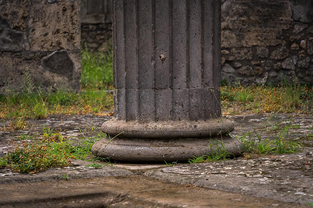 IX.14.4 Pompeii. July 2024. Detail of base of column on south-west side of impluvium in atrium. Photo courtesy of Johannes Eber.