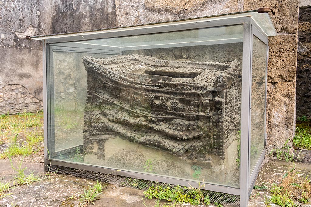 IX.14.4 Pompeii. July 2024. Arca or money chest (q) on the west side of the atrium. Photo courtesy of Johannes Eber.