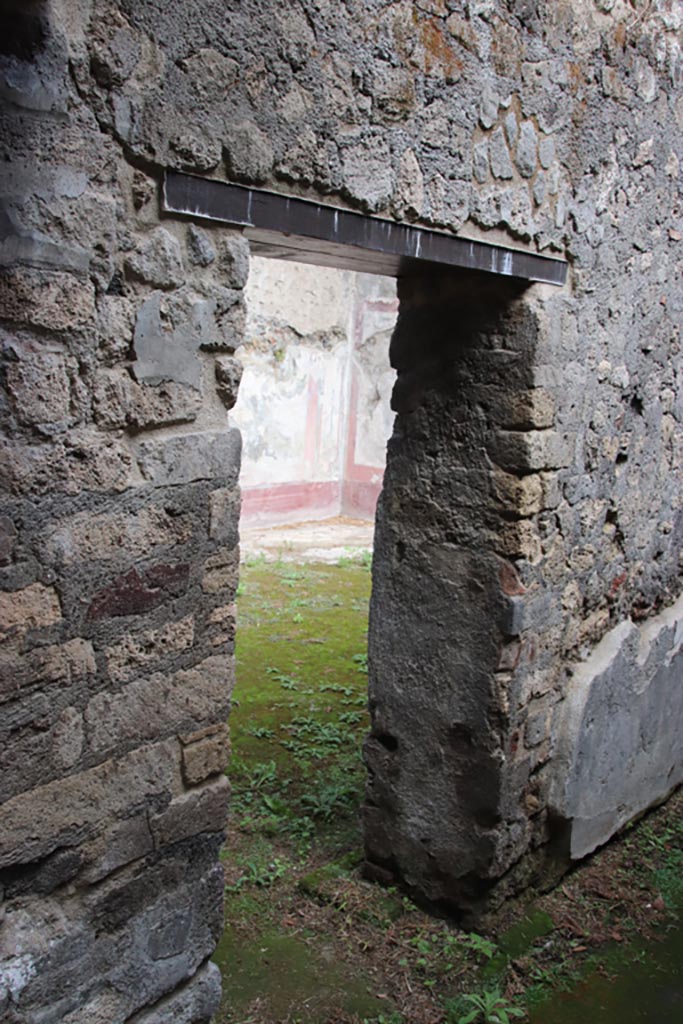 Villa of Diomedes, Pompeii. October 2023. 
Doorway in north wall of corridor into triclinium. Photo courtesy of Klaus Heese.
(Villa Diomedes Project – area, corridor 50).
(Fontaine, room 5,3, corridor, with doorway into 5,5).
